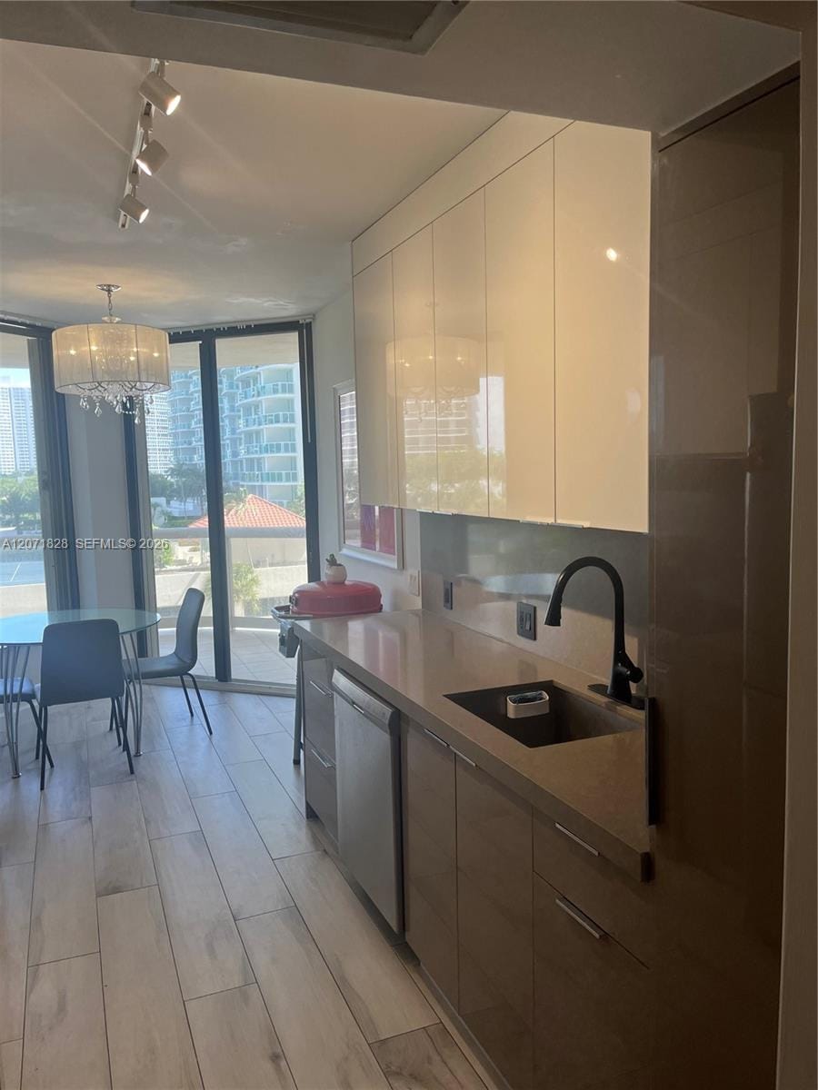 20191 E Country Club Drive 503 — photo 12