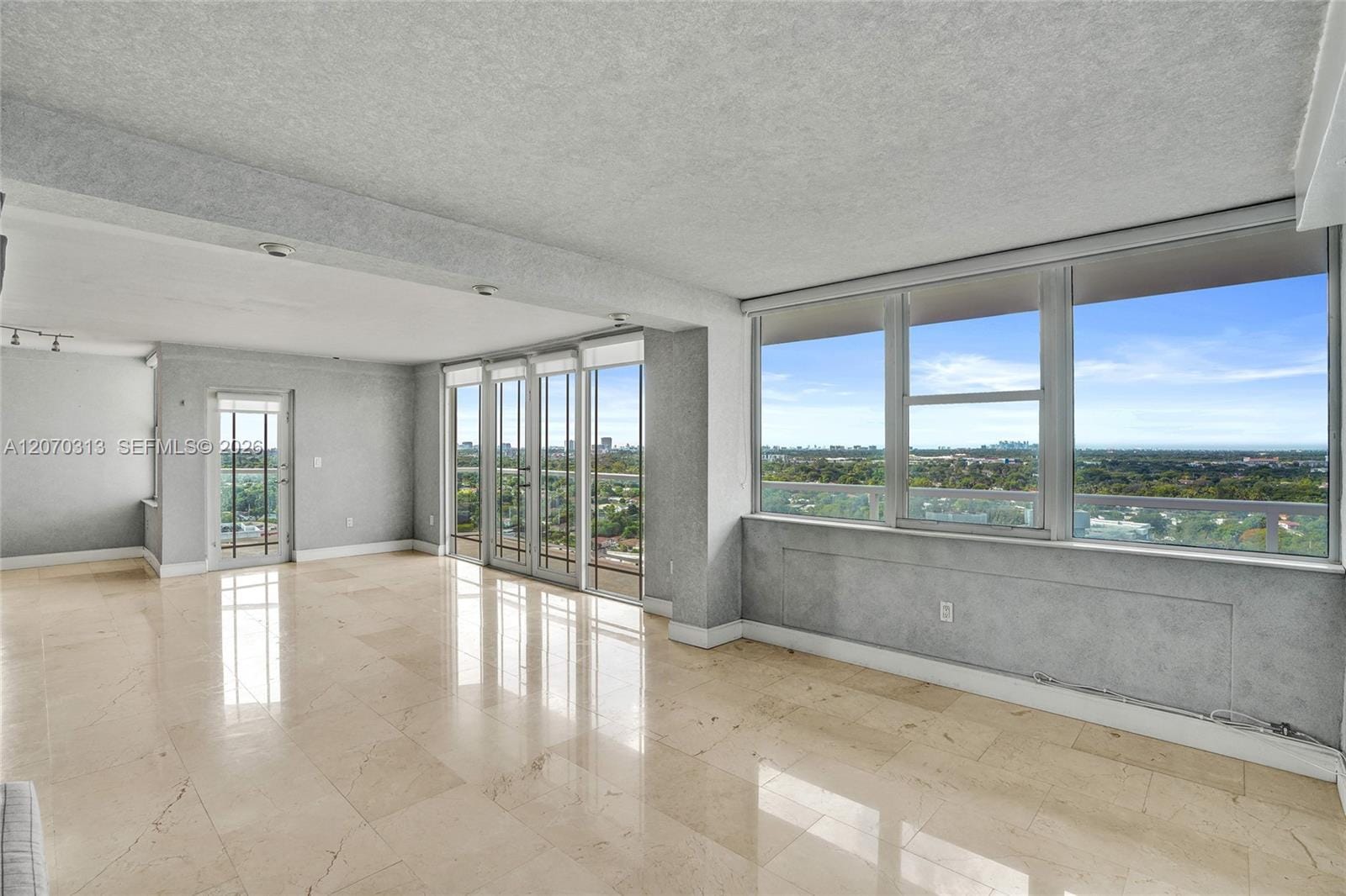 1351 NE Miami Gardens Drive PH15E — photo 2