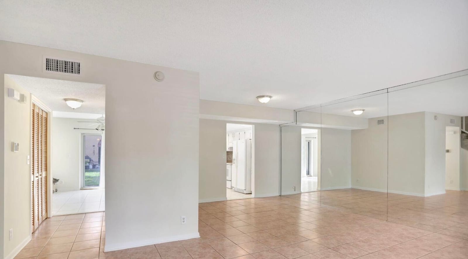 3056 Riverside Drive c6 — photo 3