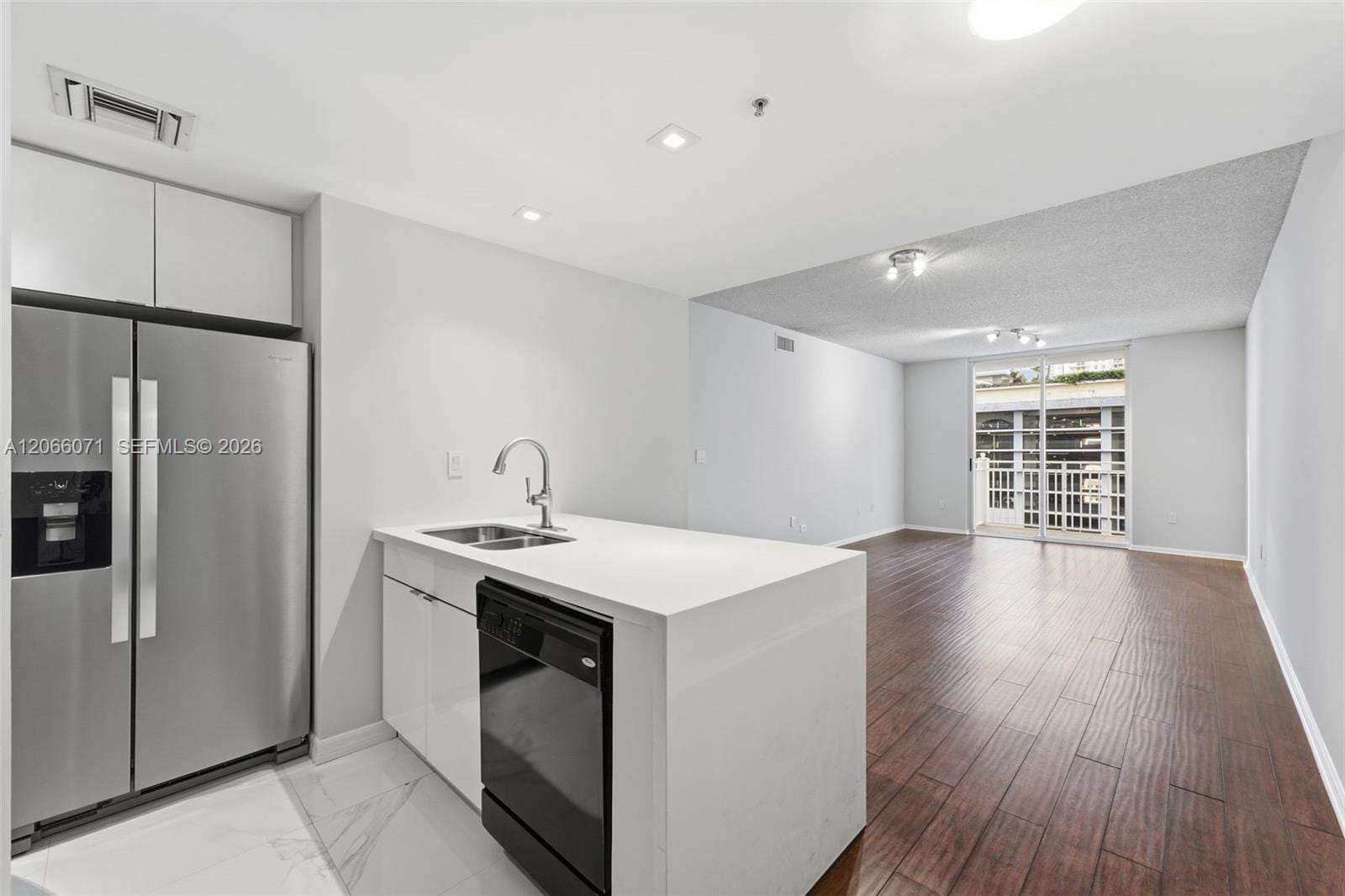 185 SE 14th Terrace 1010 — photo 3
