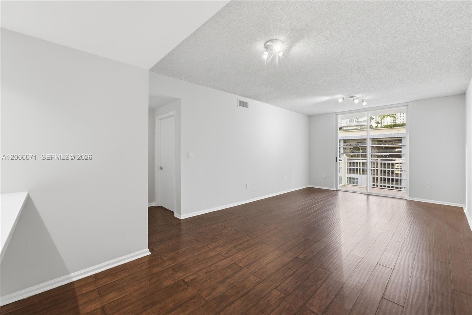 185 SE 14th Terrace 1010 — photo 4