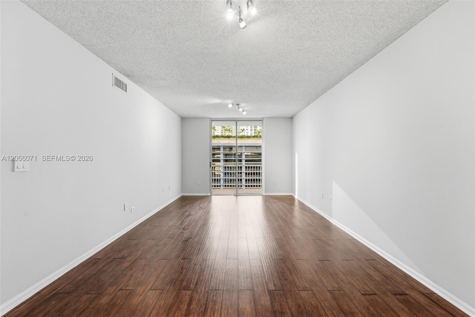 185 SE 14th Terrace 1010 — photo 8
