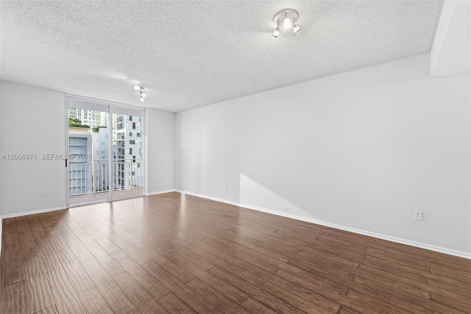 185 SE 14th Terrace 1010 — photo 9