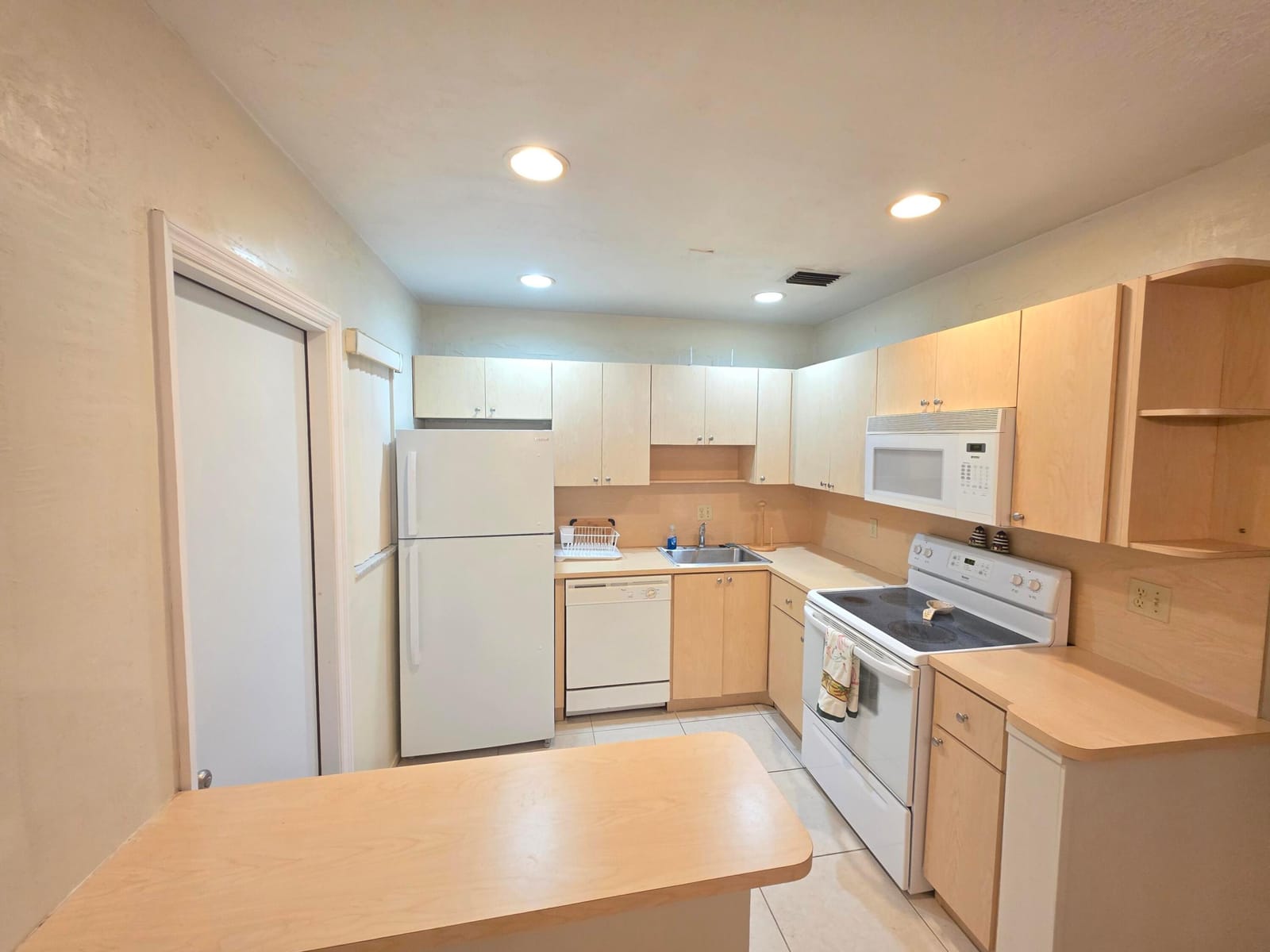 700 LAYNE Boulevard 318B, Hallandale Beach, FL 33009 photo 2