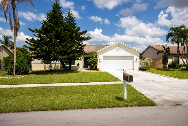35 CEDAR Circle, Boynton Beach, FL 33436