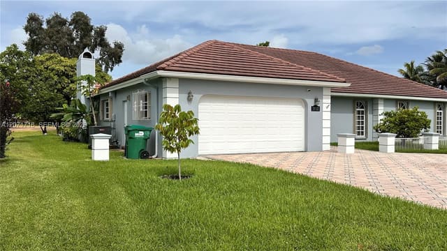 18921 W Oakmont Drive, Country Club Of Miami Est, Hialeah, FL