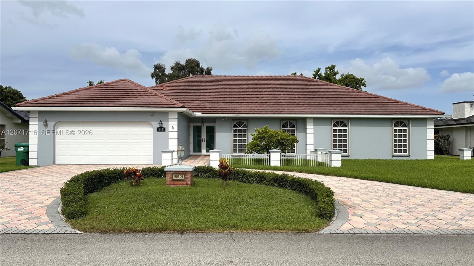 18921 W Oakmont Drive — photo 1