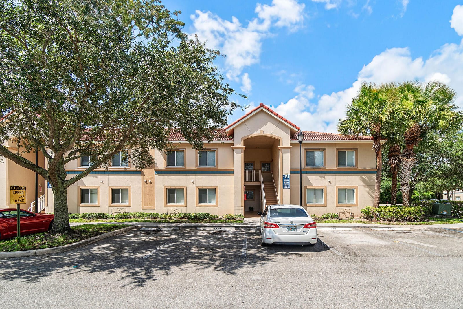 1161 GOLDEN LAKES Boulevard 1325