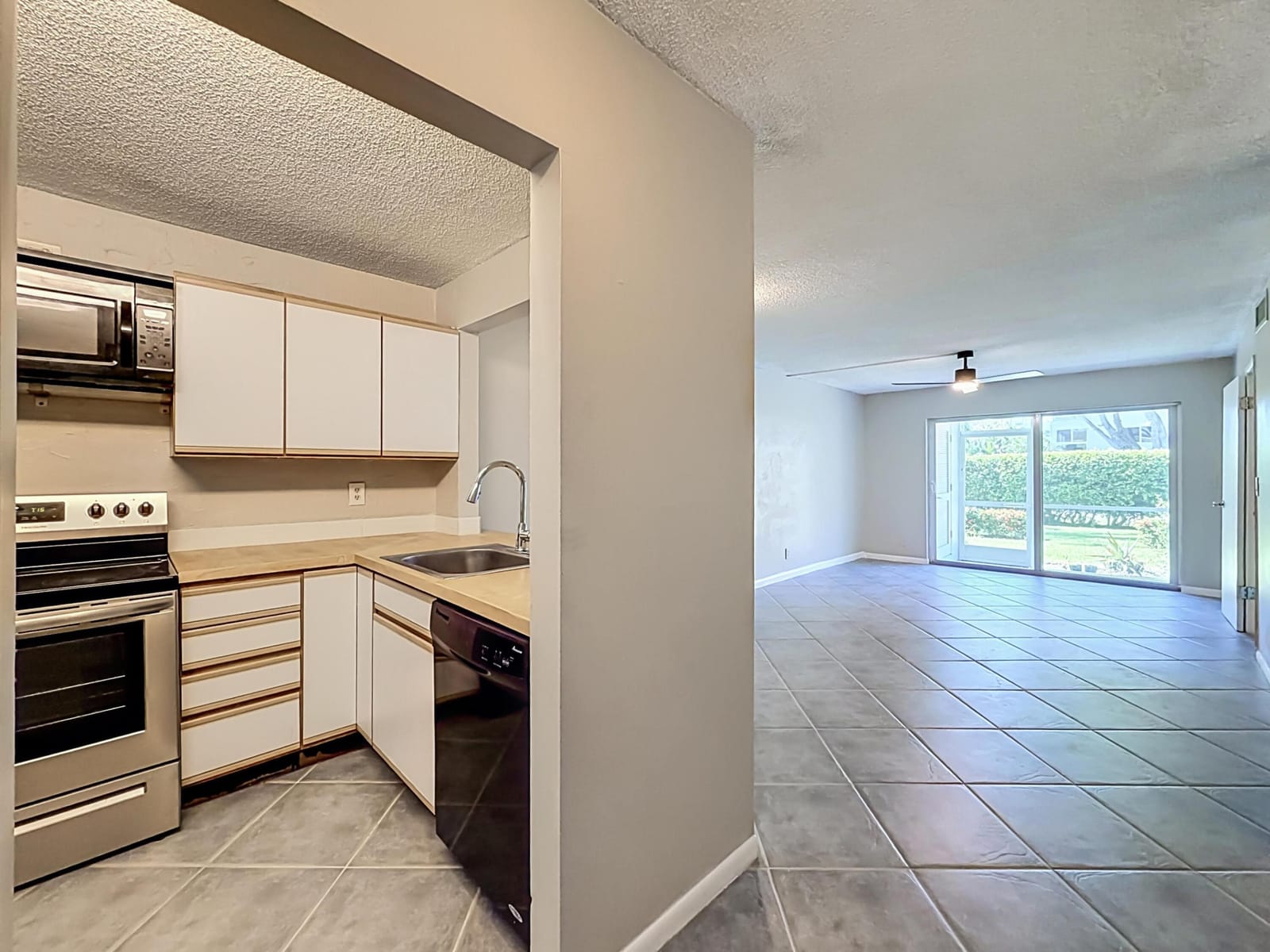 207 TROPIC ISLE Drive 1130 — photo 4