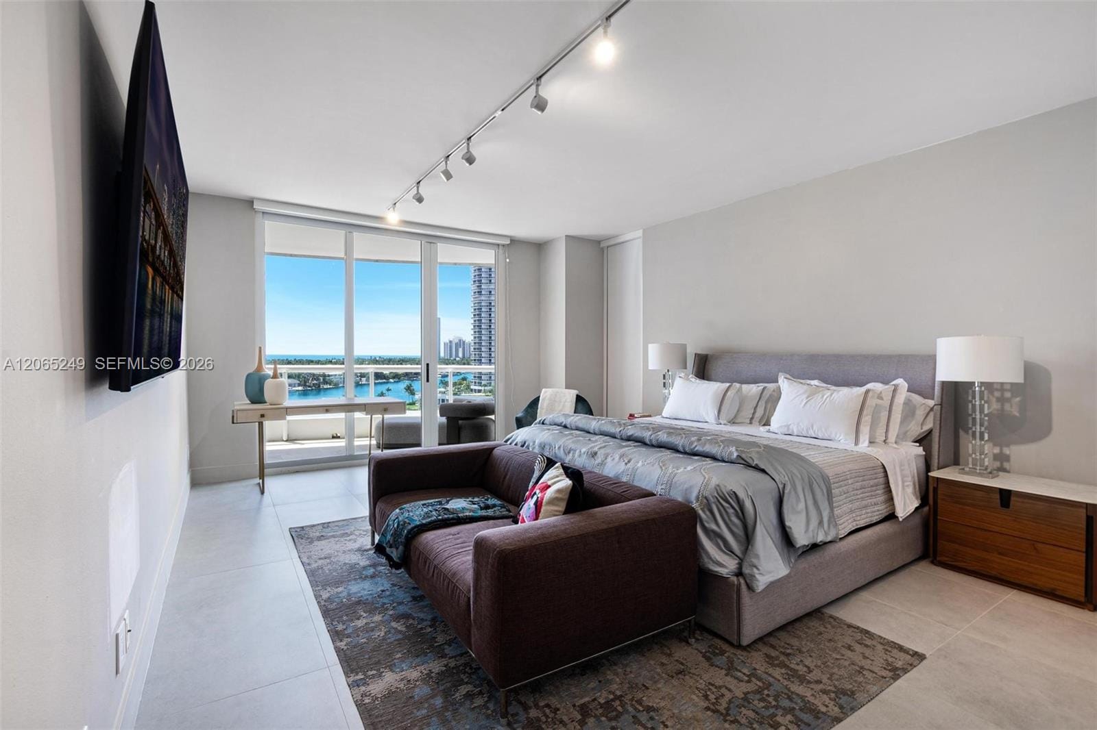 21050 Point Place 1006 — photo 10