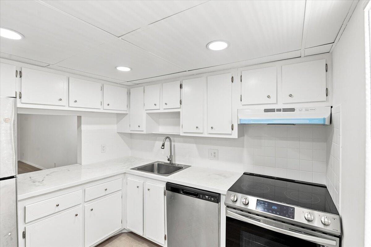 1050 COUNTRY CLUB Drive 306 — photo 12