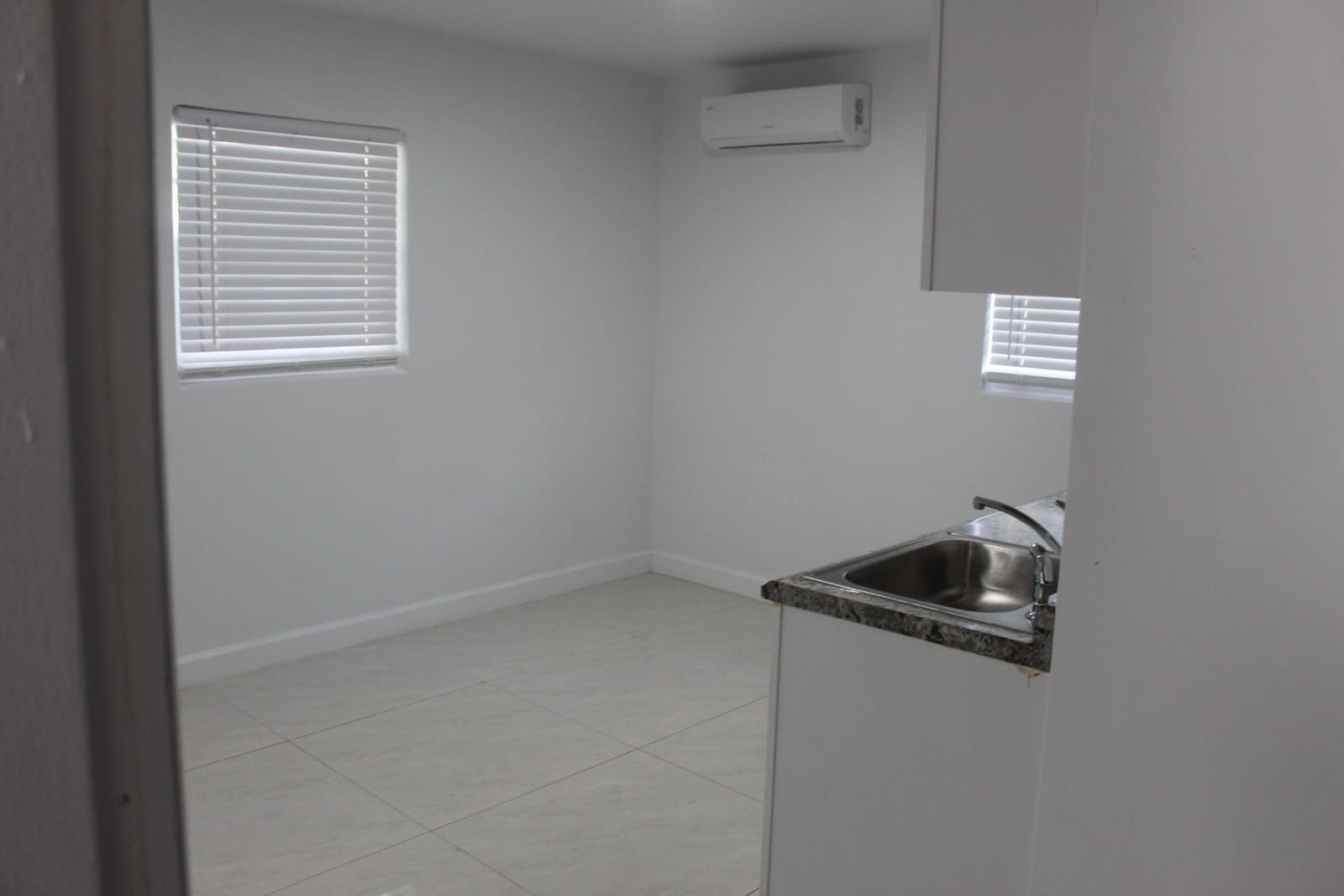 4434 VENUS Avenue c — photo 3