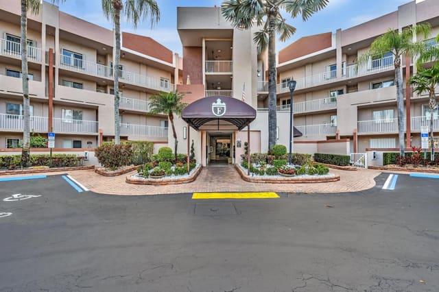 7557 GRANVILLE Drive 305, Tamarac, FL 33321