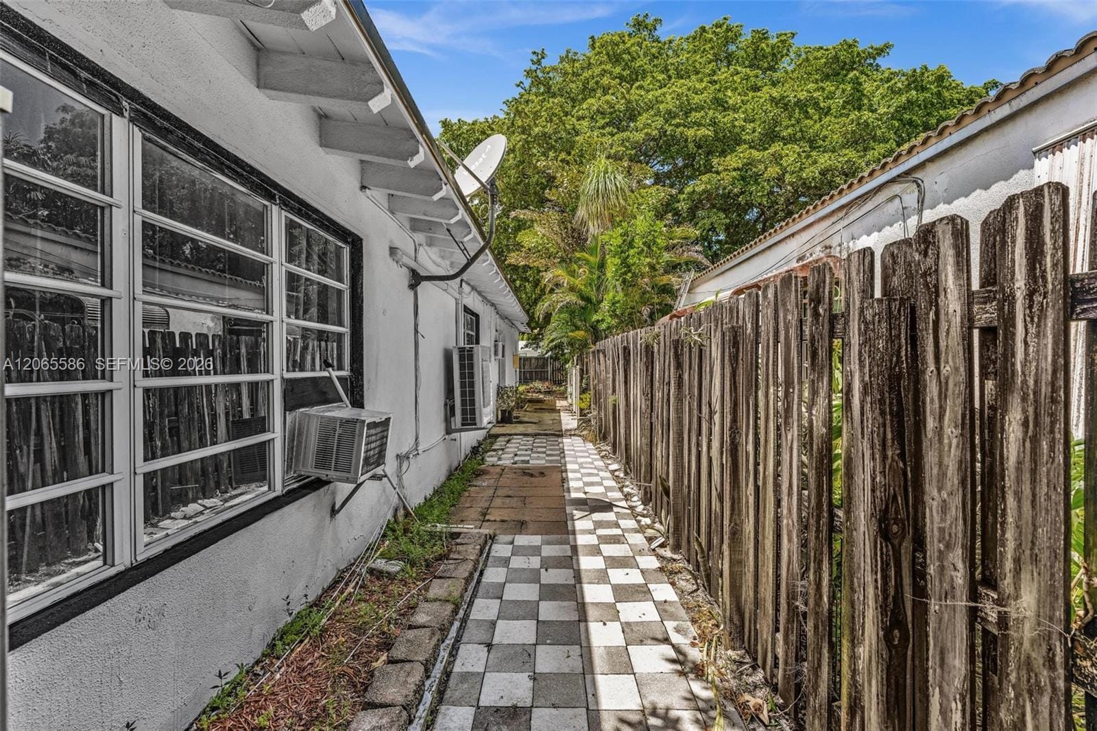 1943 Rodman Street — photo 4