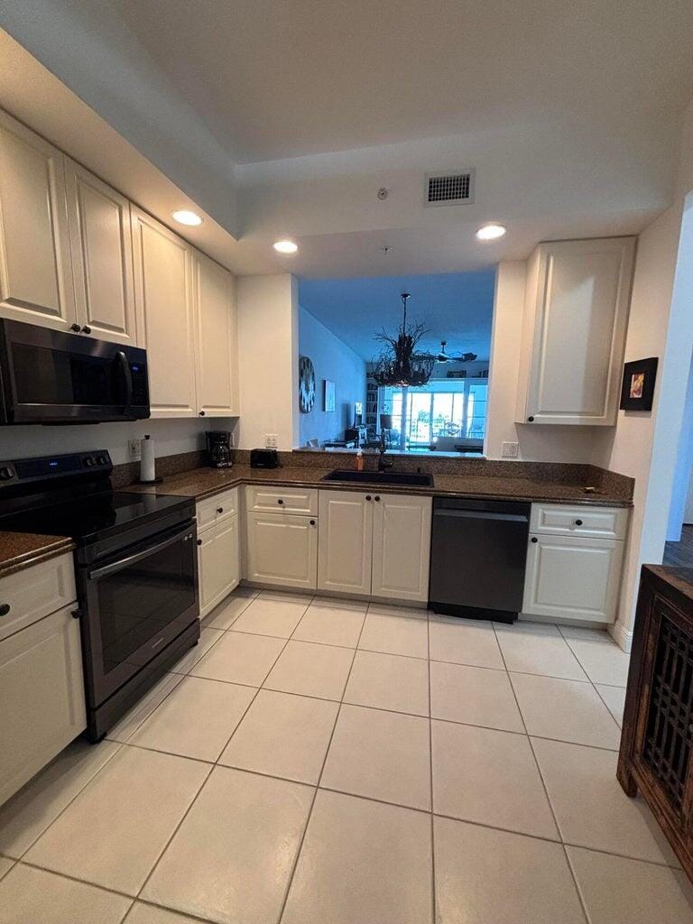 12 HARBOUR ISLE Drive W 306 — photo 2