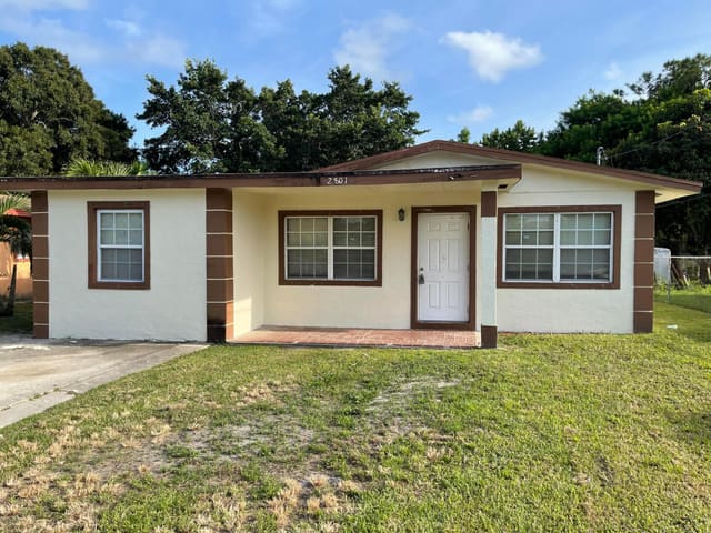 2801 AVENUE E, Fort Pierce, FL 34947