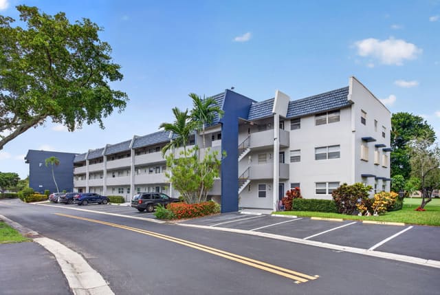 7827 GOLF CIR Drive 301, Margate, FL 33063