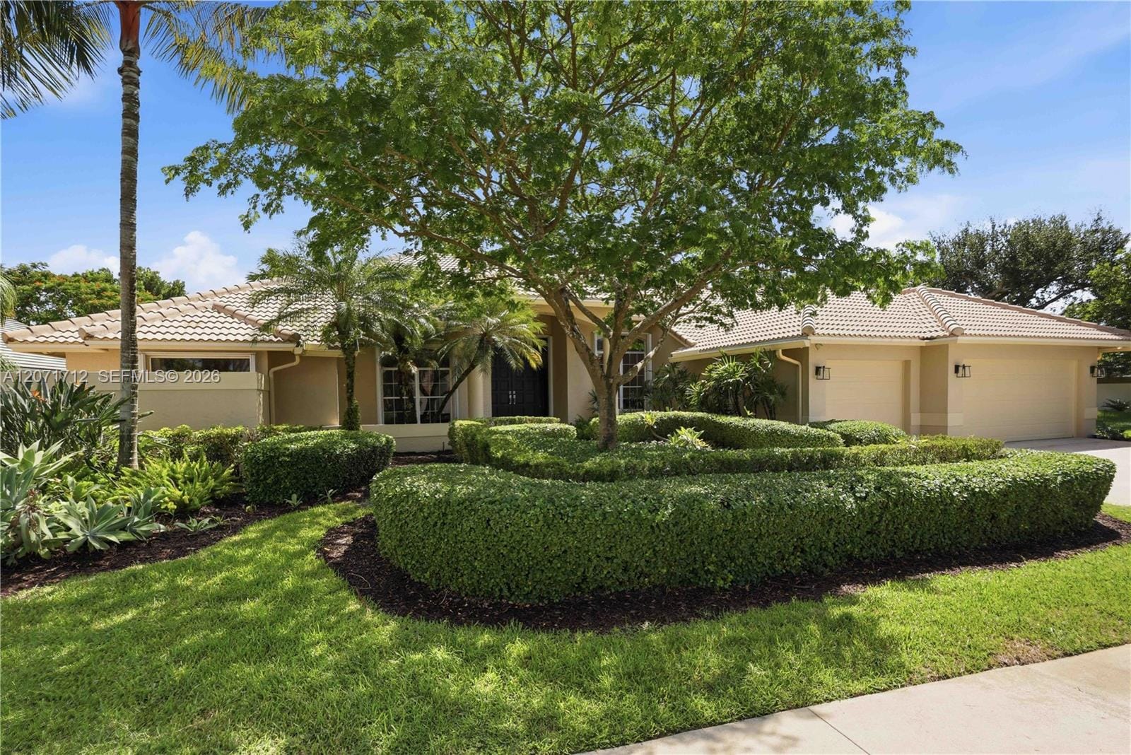 360 NE Coconut Circle — photo 2