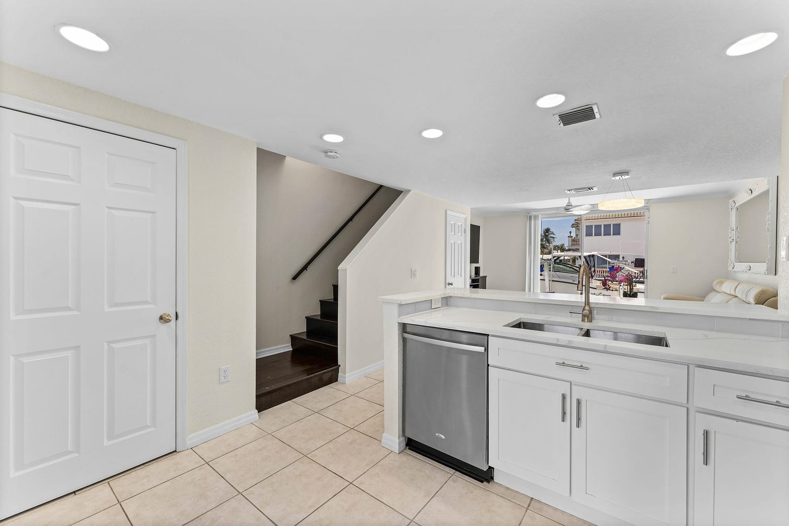 968 Jeffery Street — photo 9