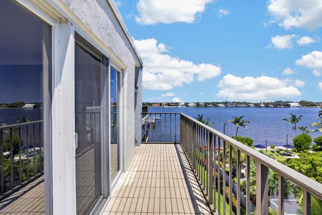 1206 S LAKE Drive 504, Lantana, FL 33462