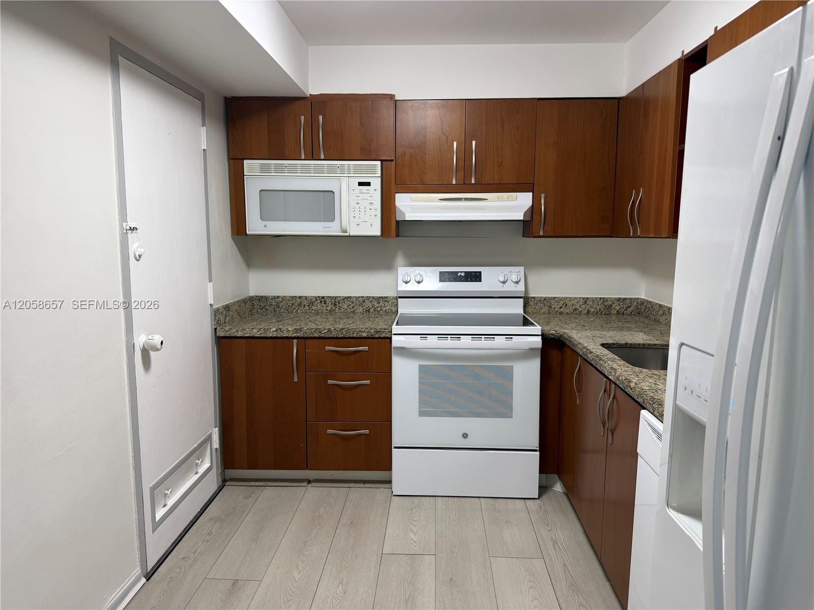 400 Kings Point Drive 311 — photo 3