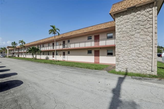 200 Bonnie Boulevard 139, Palm Springs, FL 33461