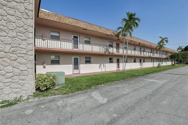 200 Bonnie Boulevard 128, Palm Springs, FL 33461