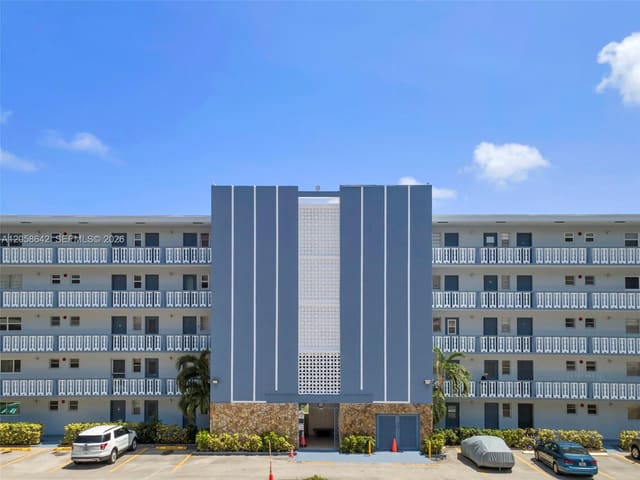 233 NE 14th Avenue 108, Meadowbrook Towers, Hallandale Beach, FL