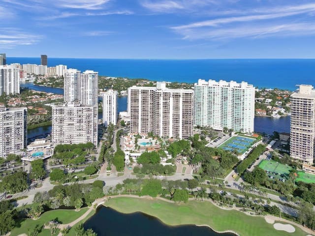20281 E Country Club Drive 404, Hamptons West, Aventura, FL