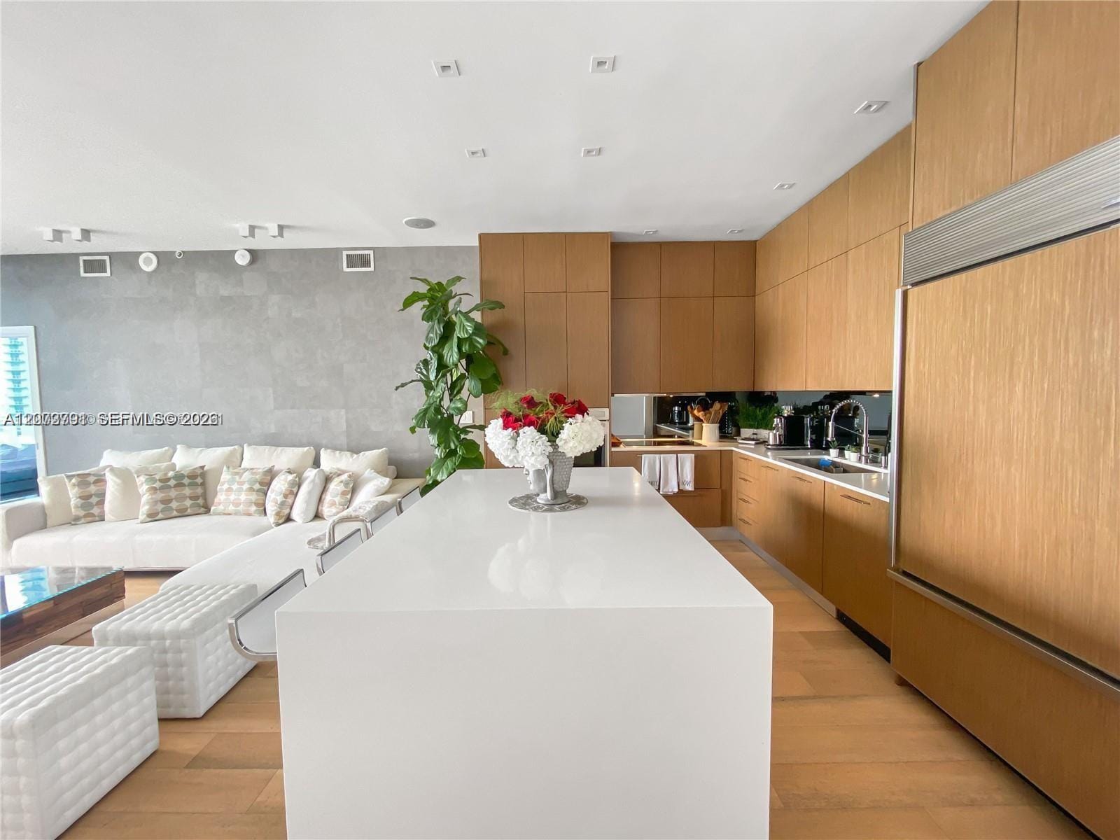 2020 N Bayshore Drive 1606 — photo 4