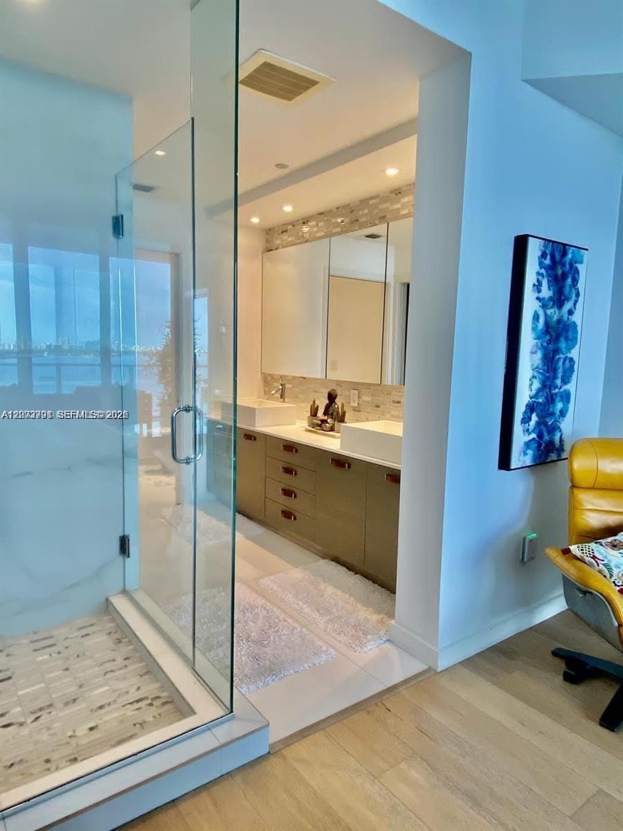 2020 N Bayshore Drive 1606 — photo 8
