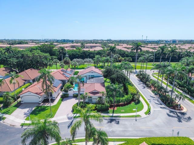 1081 BEL AIRE Drive E, Pembroke Pines, FL 33027