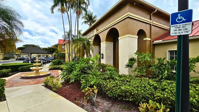 18332 NW 68th Avenue H, Hialeah, FL 33015