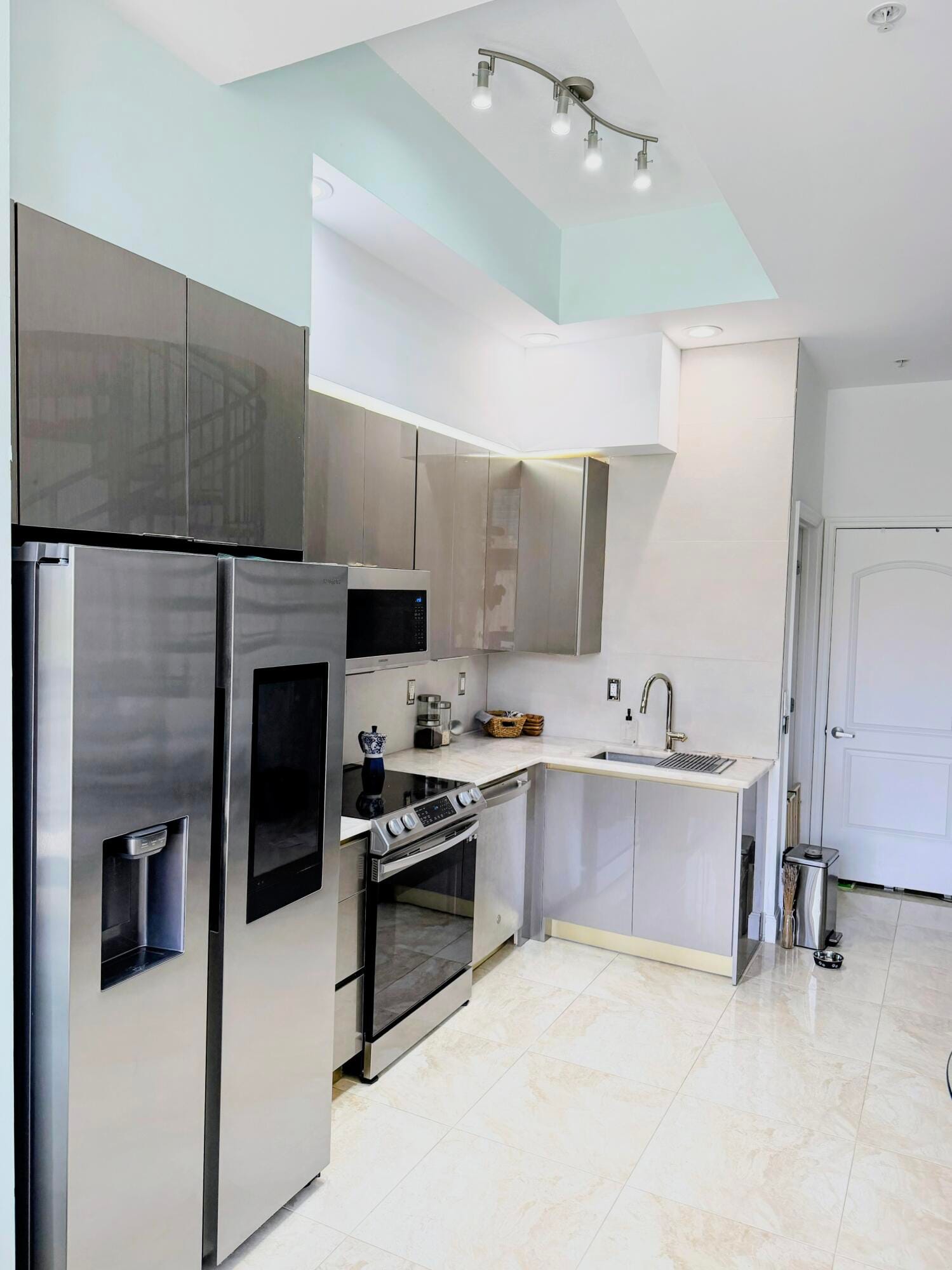 801 S Olive Avenue 403 — photo 2