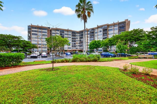 1100 St Charles Place PH3, Pembroke Pines, FL 33026