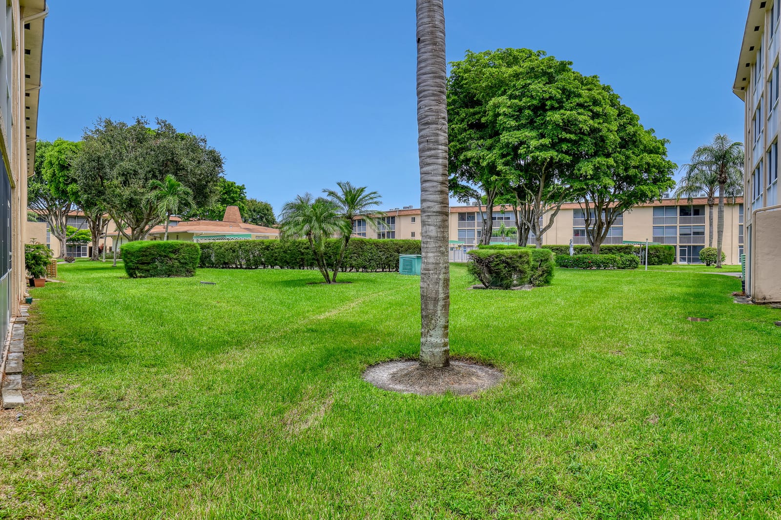 400 VILLAGE GREEN Circle W 117, Palm Springs, FL 33461 photo 15