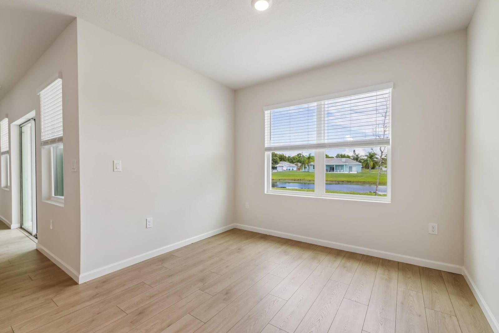 681 SE DELANCEY Lane — photo 3