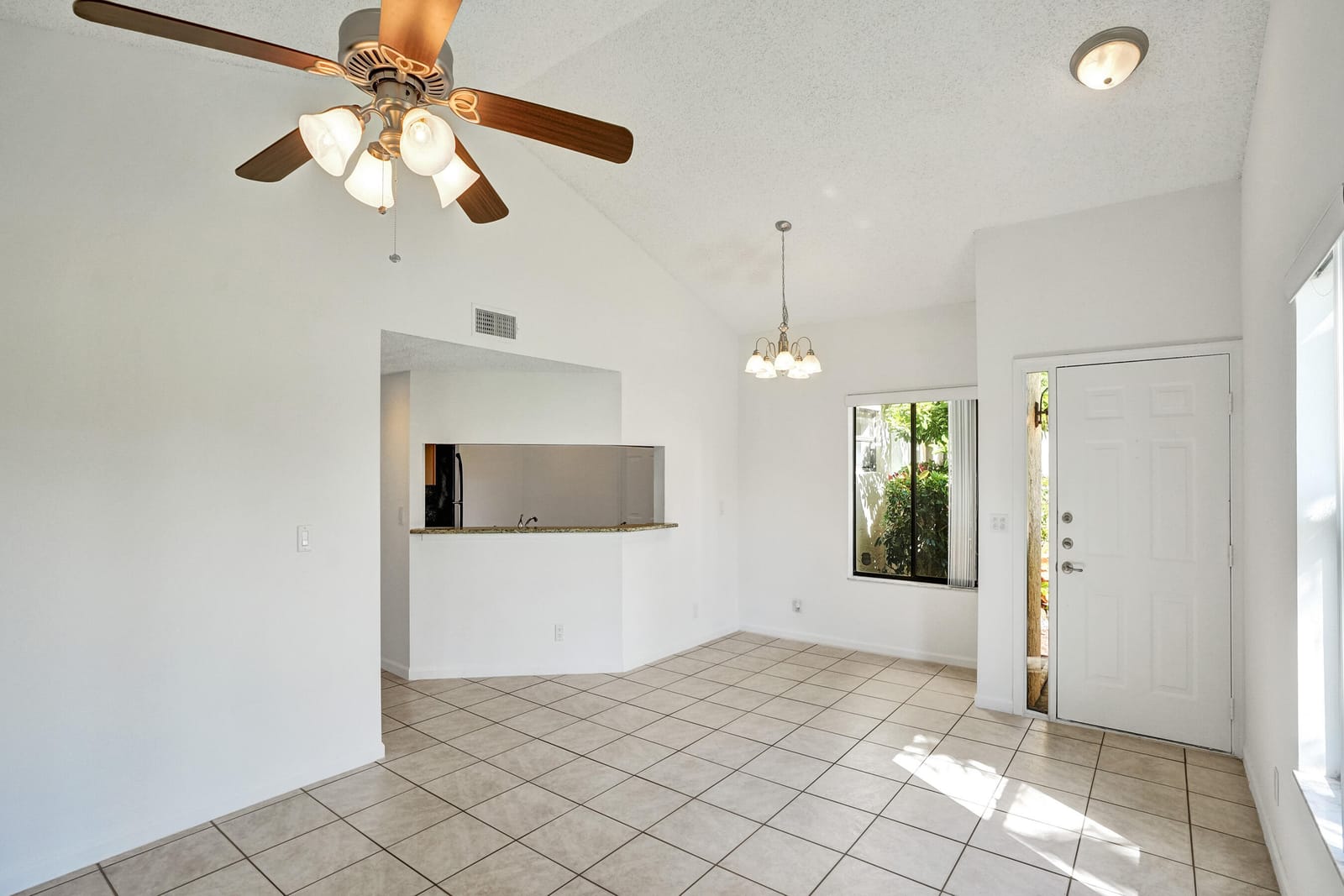 12 VIA DE CASAS SUR 101 — photo 8