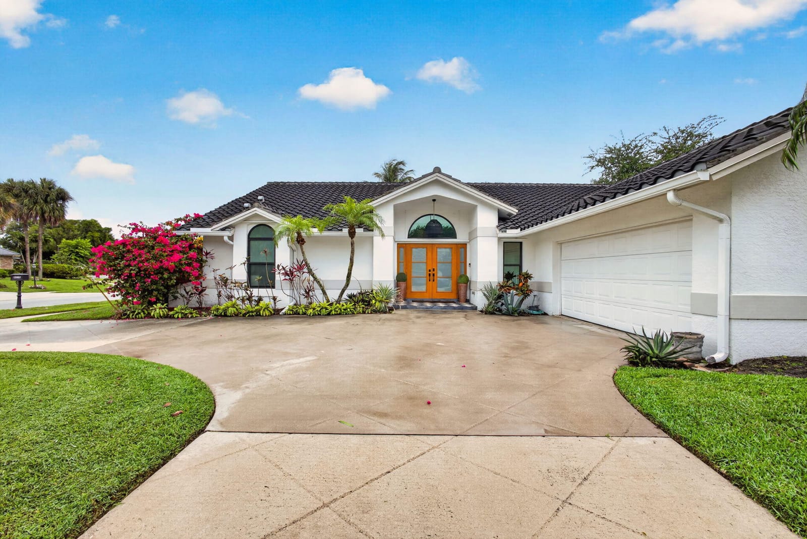 12897 LA ROCHELLE Circle — photo 2