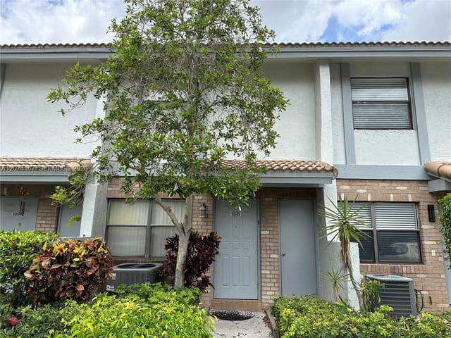 9849 Riverside Drive 8-26, Coral Springs, FL 33071