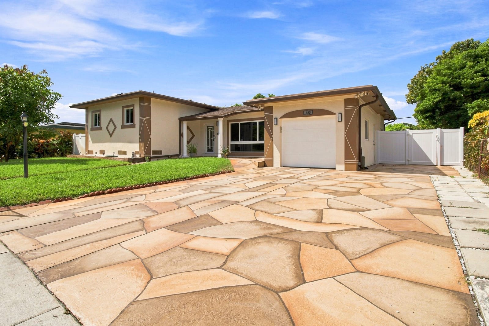 655 W MELROSE Circle — photo 2