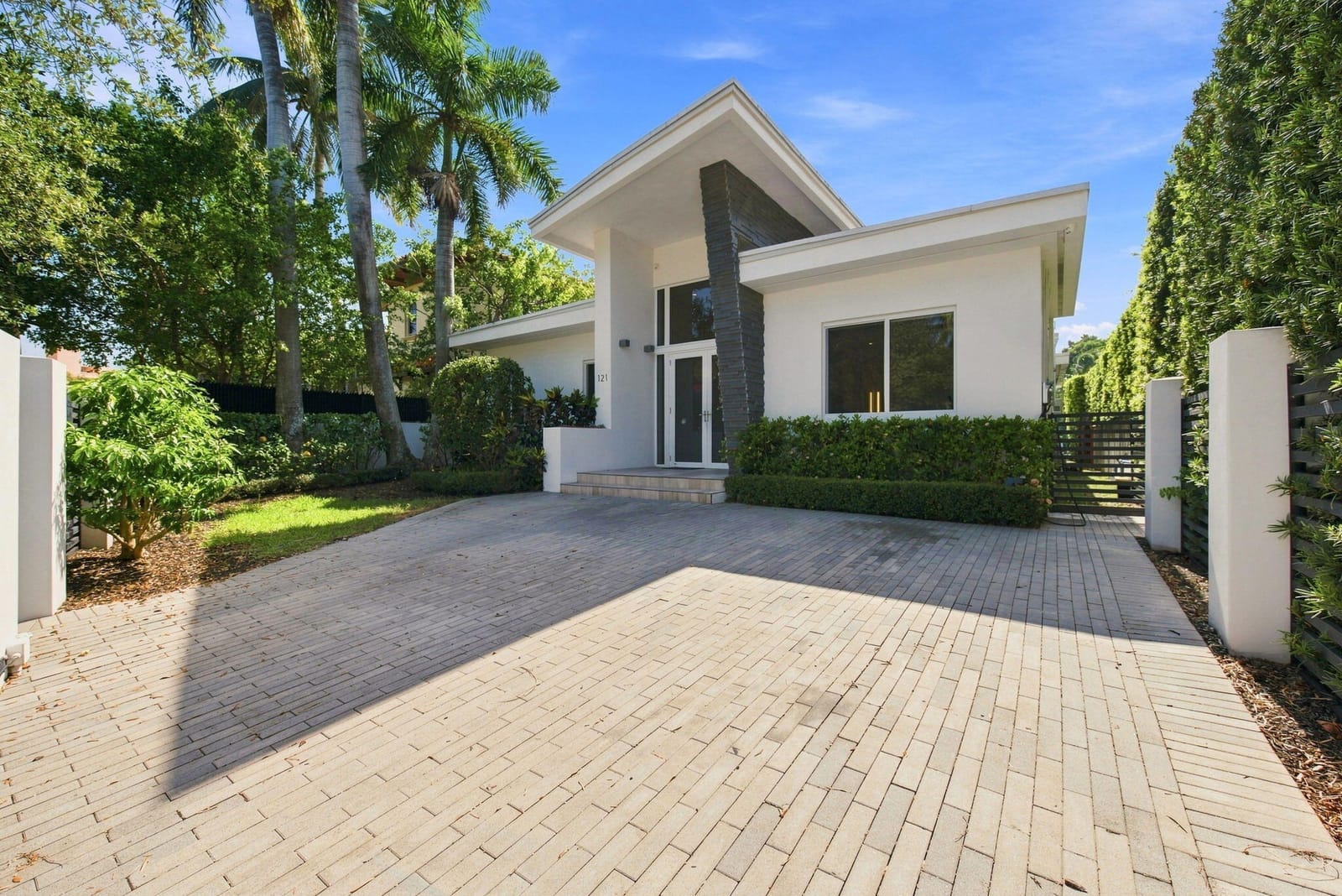 121 S GORDON Road, Fort Lauderdale, FL 33301