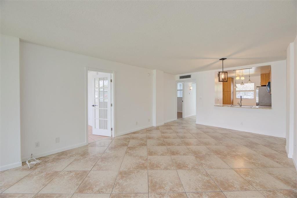 113 ROYAL PARK Drive 1H — photo 8