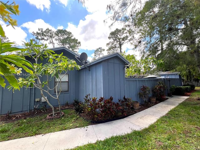 1077 Goldenrod Road, Wellington, FL 33414