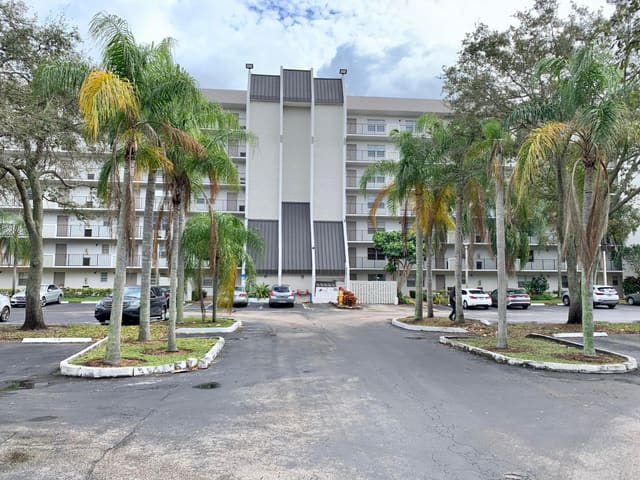 3100 W ROLLING HILLS Circle 309, Rolling Hills Golf And Tennis Club, Davie, FL