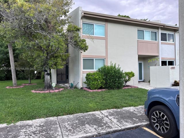 14359 Kendale Lakes Circle, sold in ZIP 33183, Miami, FL