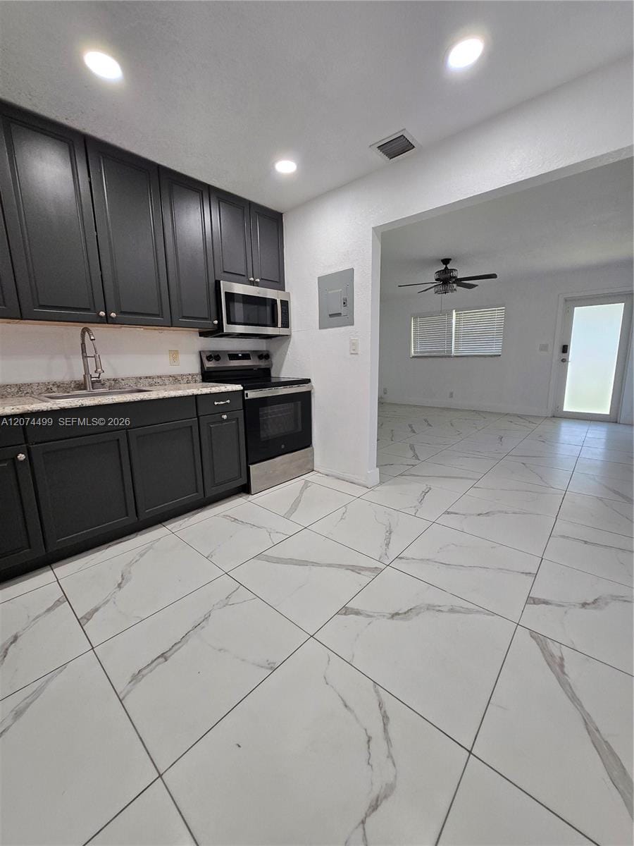 154 NW 14th Way B — photo 2