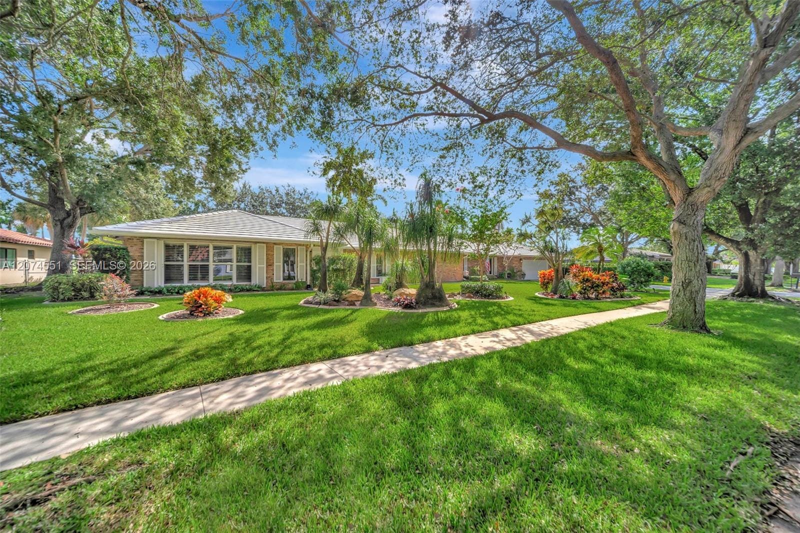 560 W Tropical Way — photo 2