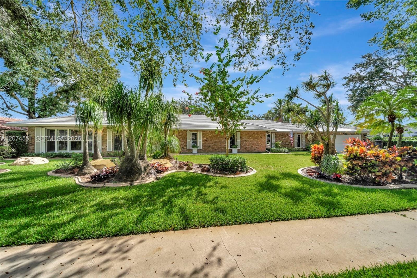 560 W Tropical Way — photo 4