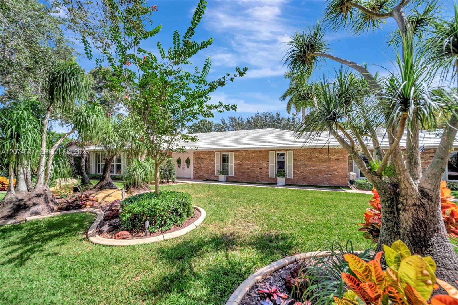 560 W Tropical Way — photo 5